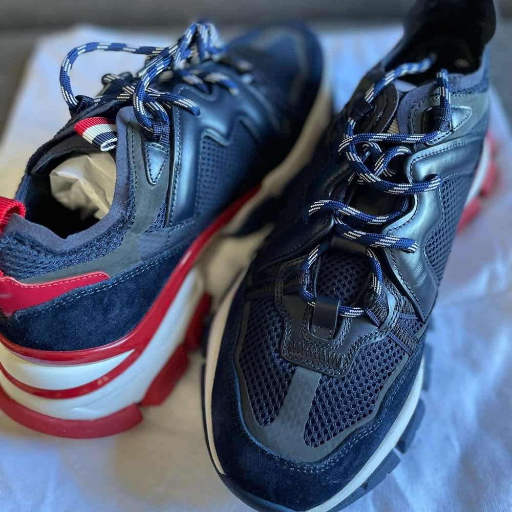 Brand new Moncler shoes size 40 never worn, no box but with Dust bags - Picture 3 of 6